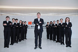 經理趙東杰將主要工作人員帶到海外